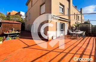 Erdgeschoss  Cl agustina d'arago. Bajo con terraza y jardín