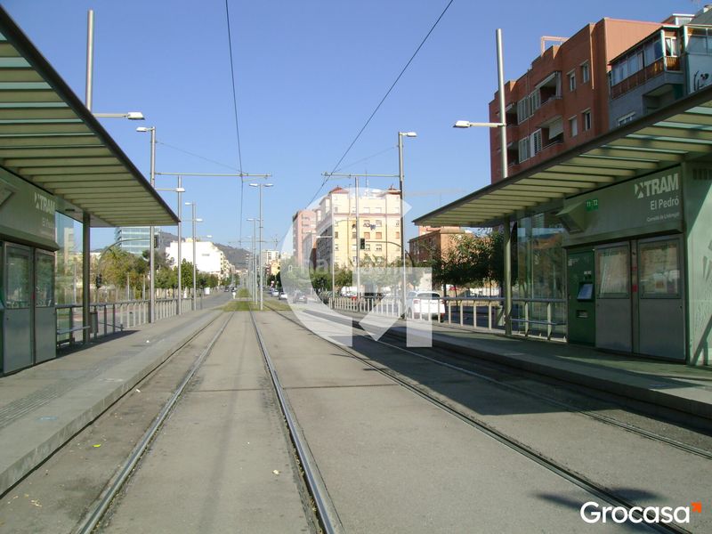 Foto 6942645a-b157-499d-8716-26025852cd8c. Local comercial a El Pedró Cornellà de Llobregat