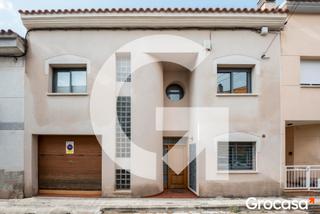Maison jumelée à La Collada-Sis Camins. Casa adosada con terraza y sotano en lla collada en vilanova i l