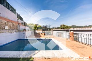 Casa  Av walt disney. Casa en planta con piscina