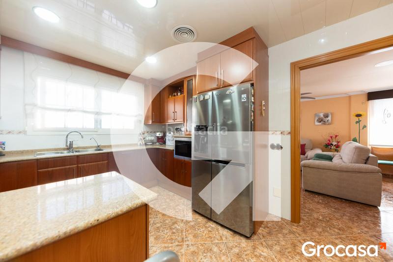 Foto 29e1e4f4-c6fb-4deb-b9e2-a0000cae07af. Casa amb aparcament piscina a Torrent Ballester Viladecans