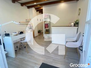 Local commercial à Vallirana. Oportunidad de traspaso de centro estético en funcionamiento, en