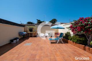 Casa aparellada  Cl peons caminers dels. Casa con terraza en argentona