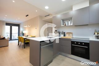 Pis  Cl girona. Vivienda seminueva con piscina comunitaria