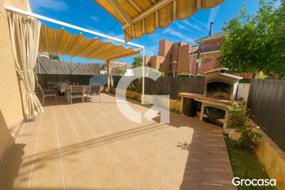 Erdgeschoss  Av argentina. Planta baja con gran terraza y piscina
