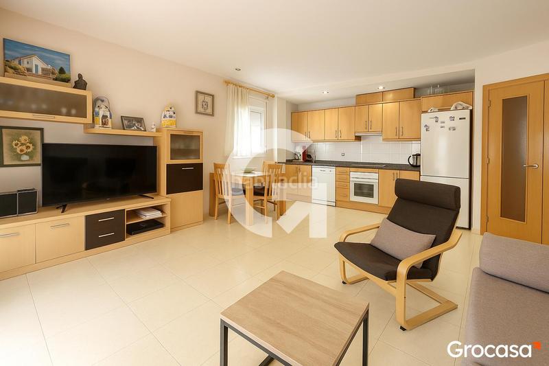 Foto f4dc469b-e5bf-4e4d-b51d-05e1df625712. Planta baja  con gran terraza y piscina en Segur de Calafell