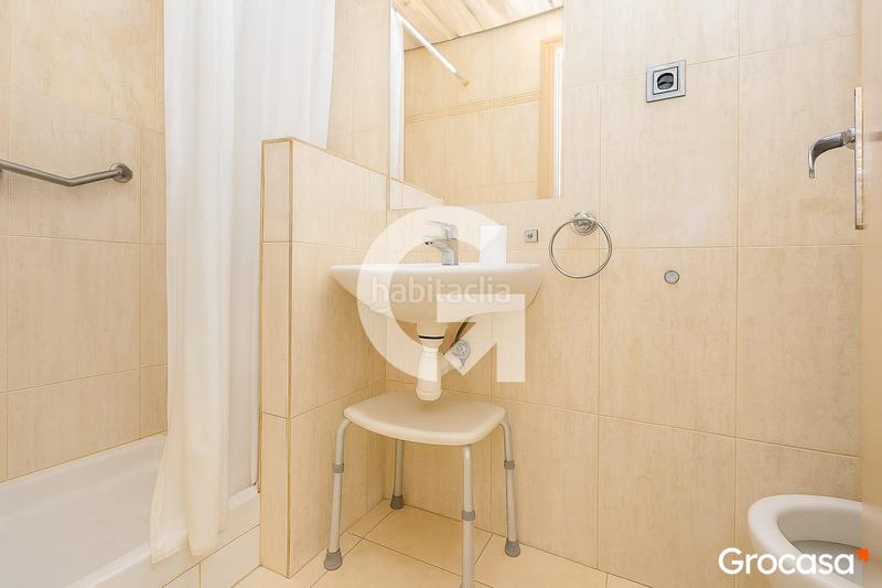 Foto 2da8a38e-4994-464b-879d-767db7e4a37c. Planta baixa a Collblanc Hospitalet de Llobregat (L´)