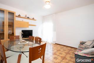 Pis  Pz primer de maig. Encantador piso exterior junto a zona verde!