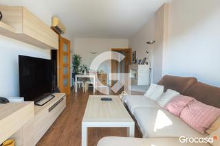 Piso  Cl traja. Grocasa presenta amplio piso con terraza privada y 4 dormitorios