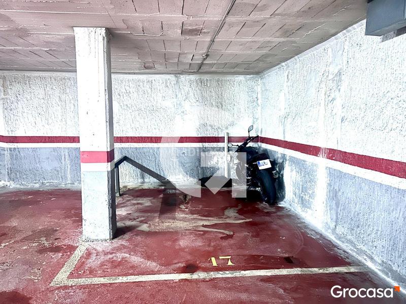 Foto 0bf0d50d-6122-4ebc-8d92-31460c6a1bdc. Parking voiture dans cl joan antoni samaranch dans Centre-Can Nadal Sant Feliu de Llobregat