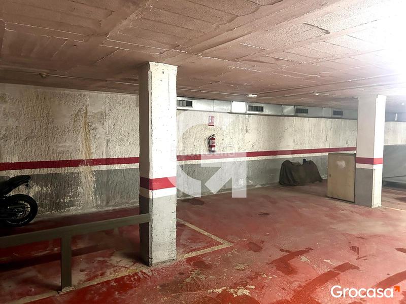 Foto cba8efd9-b6dc-4d32-b181-cfb7c673b9db. Parking voiture dans cl joan antoni samaranch dans Centre-Can Nadal Sant Feliu de Llobregat