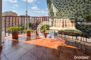 Appartement  Av catalunya de. Con ascensor y balcón exterior
