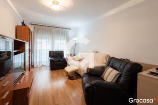Appartement à Sants-Badal. Amplio piso exterior con balcón en sants