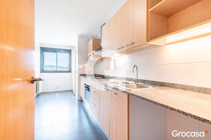 Foto 0bc3da6b-79da-470f-9563-1d973faeba1e. Piso amplia y soleada vivienda con dos plazas de parquing en Sabadell