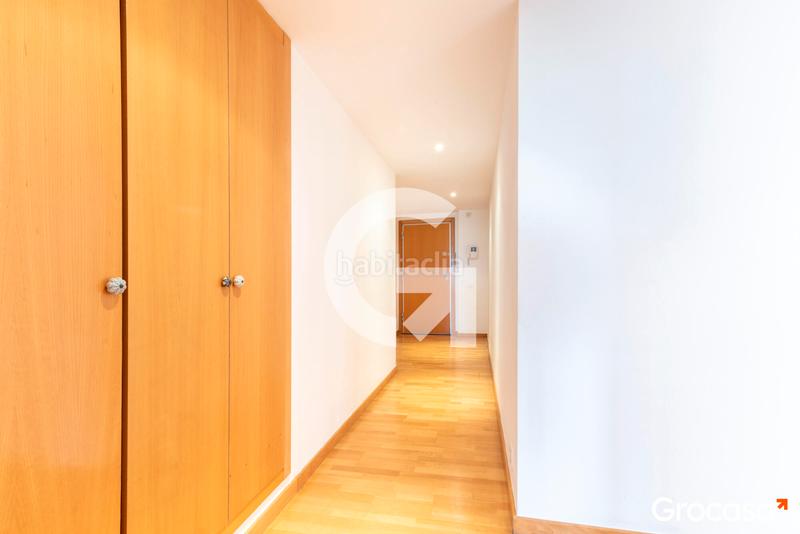 Foto 235a8966-5d25-42e1-99fd-0a13f5c0848b. Piso amplia y soleada vivienda con dos plazas de parquing en Sabadell