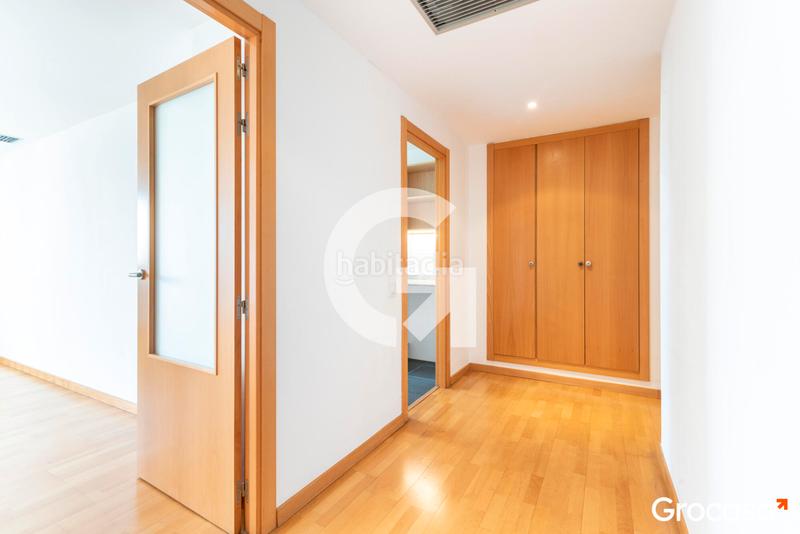 Foto 61f8f69f-509d-40a0-91ee-44e2b542bb49. Piso amplia y soleada vivienda con dos plazas de parquing en Sabadell