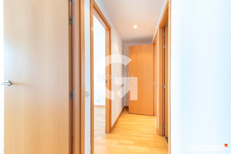 Foto 688628c2-d8e3-40a8-aca5-0e8486a4501b. Piso amplia y soleada vivienda con dos plazas de parquing en Sabadell