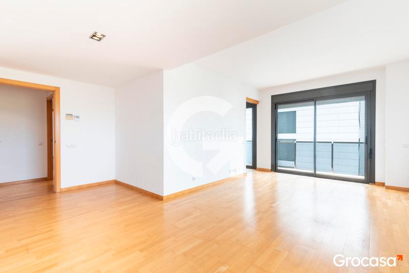 Foto 73f45cb9-6ac1-462f-acaf-a8fbafb7cea5. Piso amplia y soleada vivienda con dos plazas de parquing en Sabadell