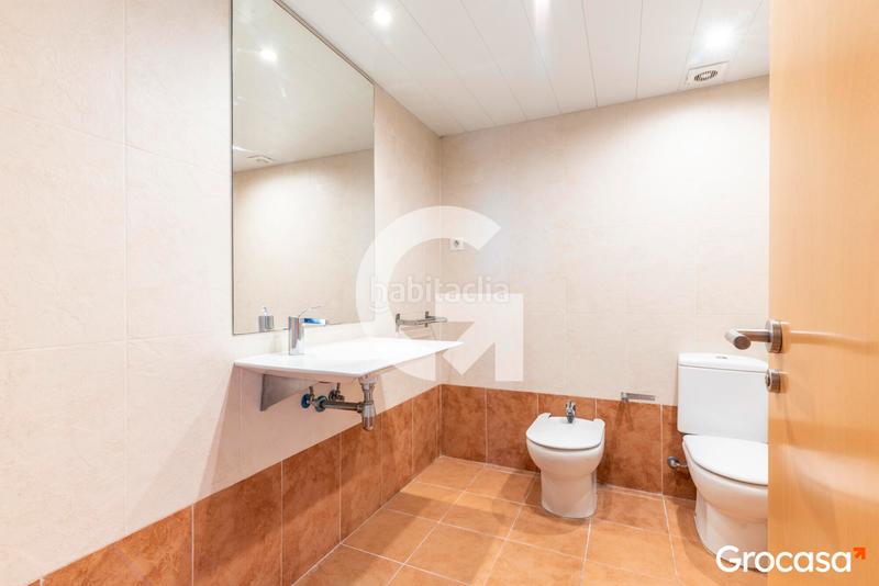 Foto 9be16695-41bb-4d3b-987b-c4e1a4b78ff2. Piso amplia y soleada vivienda con dos plazas de parquing en Sabadell