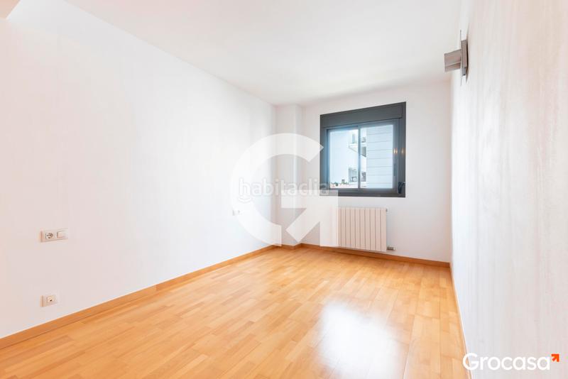 Foto b4d1430b-beab-4c9c-a0e0-b45e3e4adf02. Piso amplia y soleada vivienda con dos plazas de parquing en Sabadell