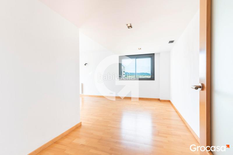 Foto c7fb265c-86bd-4c42-b843-1d88a0883d6a. Piso amplia y soleada vivienda con dos plazas de parquing en Sabadell