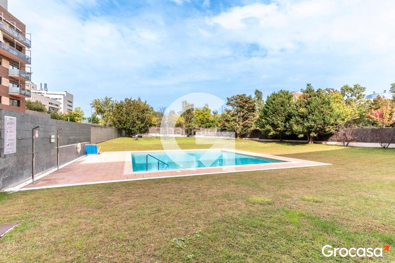 Foto cfca5364-fac8-4772-b259-17d45fd91cb9. Piso amplia y soleada vivienda con dos plazas de parquing en Sabadell