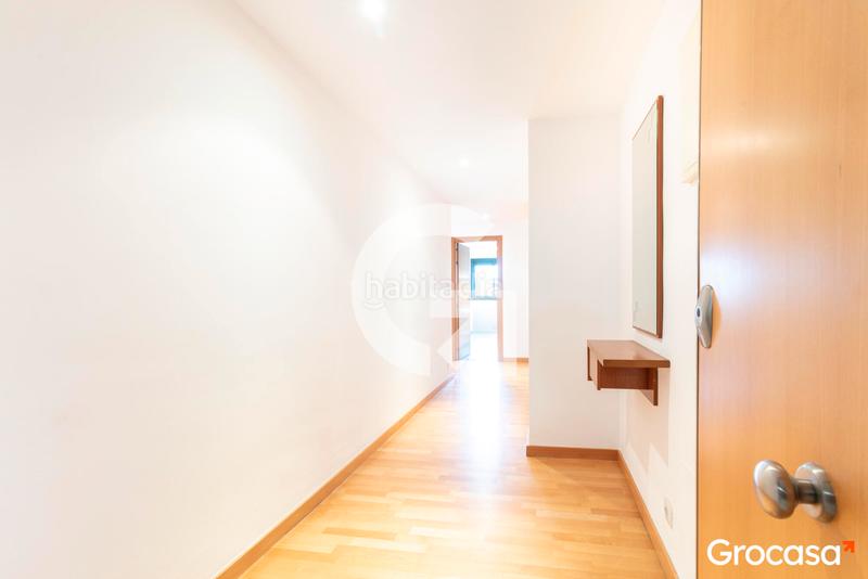 Foto d9607996-073b-419c-8fac-58a9b9eb4f48. Piso amplia y soleada vivienda con dos plazas de parquing en Sabadell