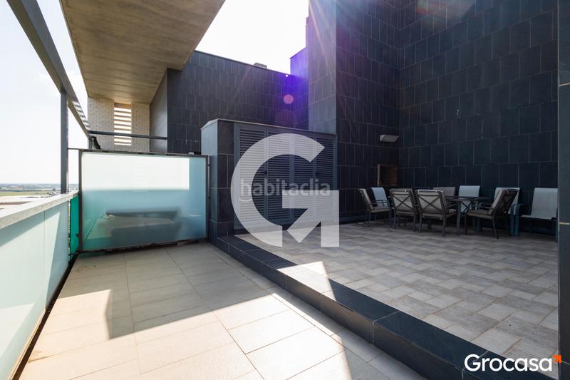 Foto b9fdf348-aecf-4c89-86c1-3aaee6417df3. Àtic amb calefacció aparcament piscina a Vilamarina Viladecans