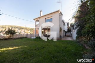 Haus in Vallirana. Casa a 4 vientos con terreno plano y parking