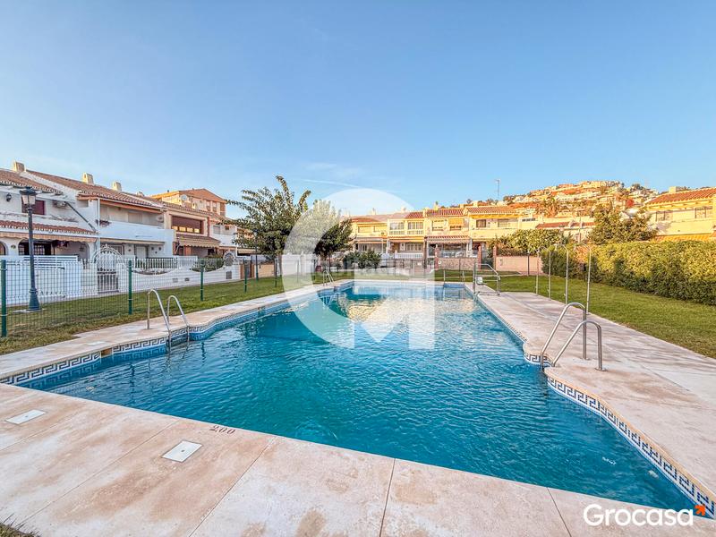 Foto a06968ad-b3a0-4923-aa28-3db6e20830b0. Casa a schiera con parcheggio piscina in Torre de Benagalbón Rincón de la Victoria