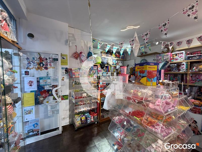 Foto 43abcfc1-8fcb-4d85-8598-6b152b2de01e. Local comercial papelería en traspaso en Bellvitge Hospitalet de Llobregat (L´)