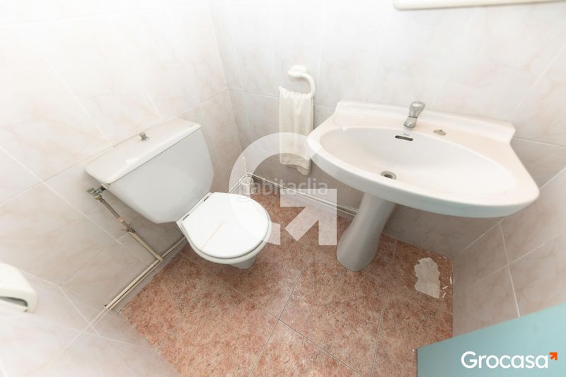 Foto 35ee6ec8-11ef-40e0-b1e8-c54f54a3b7a6. Local comercial amb calefacció a Centre Viladecans