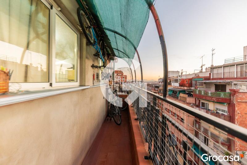 Foto 886ce310-39ce-42f8-aff3-3ebdf76a5d0f. Ático  con ascensor exterior en Les Planes Hospitalet de Llobregat (L´)