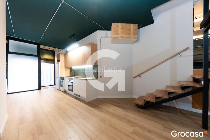 Foto 608c85bf-2052-46a9-ab40-db8479436a6c. Piso local vivienda en plaza bacardi en Horta Barcelona