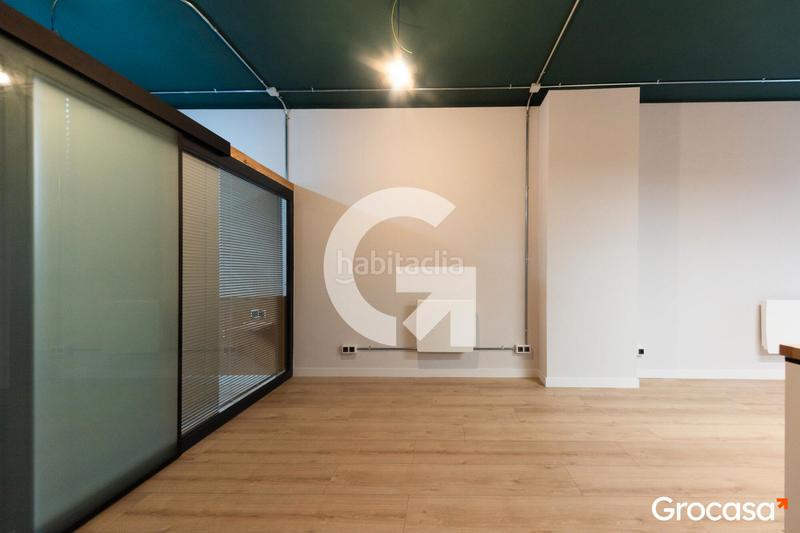 Foto ba25ffbb-422f-4d31-949f-94ee45844055. Piso local vivienda en plaza bacardi en Horta Barcelona