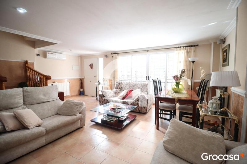 Foto 31dab6dc-1499-417a-8ed6-b389936d3504. Casa adossada amb calefacció aparcament a Nuevo Centro Sagunt