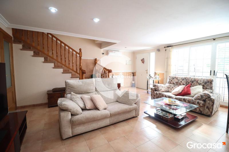 Foto 8eb2c0c7-5937-4876-a6a3-4d88bd8d1a85. Casa adossada amb calefacció aparcament a Nuevo Centro Sagunt