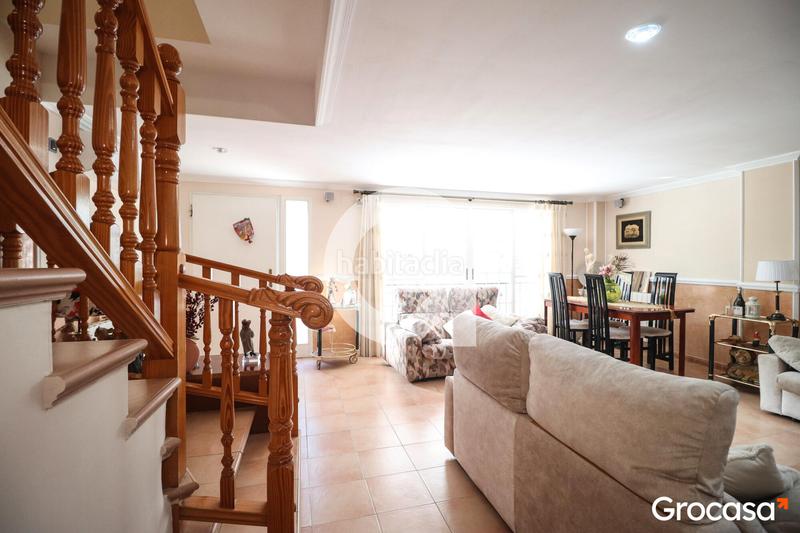 Foto b8520550-afb3-4950-8e2f-775aa1dfbd42. Casa adossada amb calefacció aparcament a Nuevo Centro Sagunt