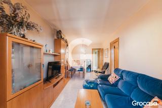 Piso  Cl tres d'abril del. Piso de 4 habitaciones exterior con ascensor y balcón.