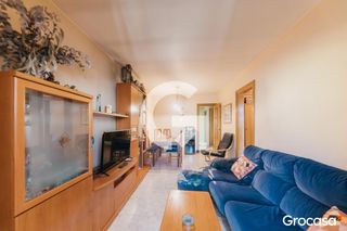 Pis  Cl tres d'abril del. Piso de 4 habitaciones exterior con ascensor y balc�n.