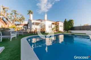Casa  Cl amadeu vives d'. Casa reformada y muy luminosa con piscina en cubelles