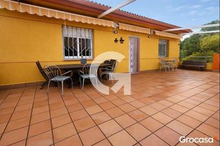 Casa a Castellet i la Gornal. Chalet reformado con piscina