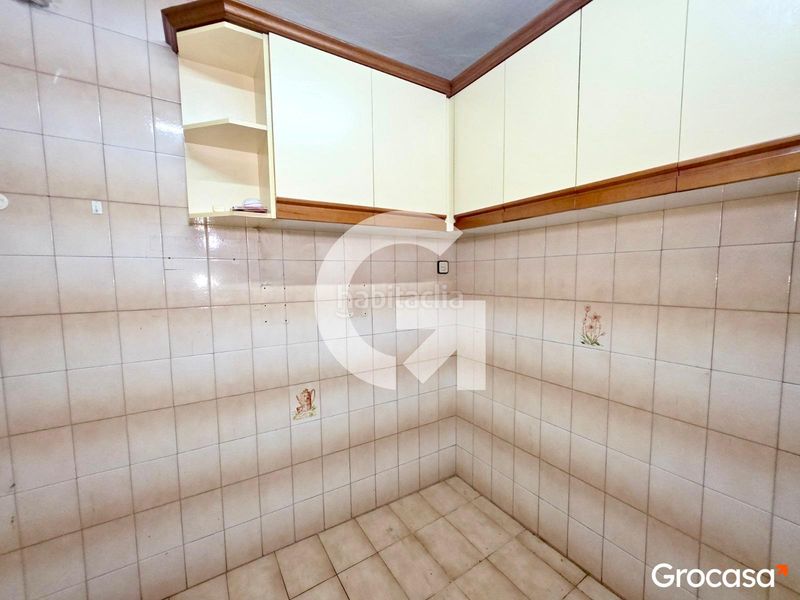 Foto 83abef97-801b-47c1-ac93-9a83098648de. Pis amb calefacció a La Gavarra Cornellà de Llobregat