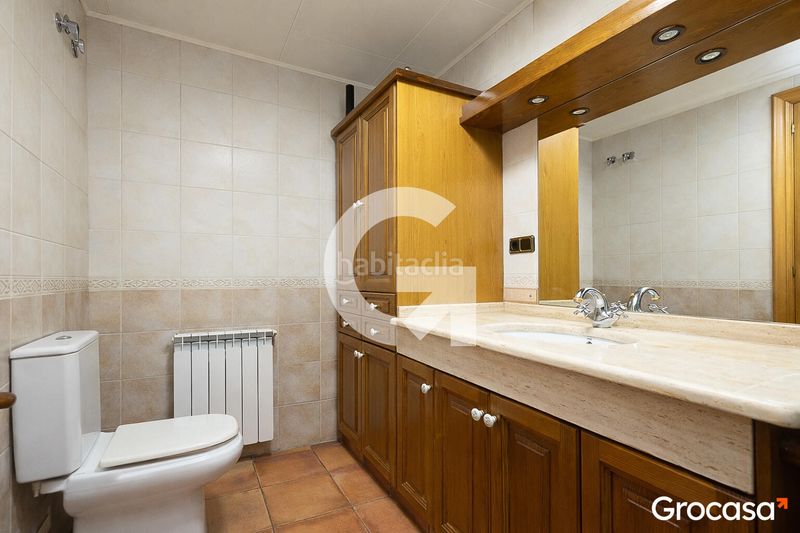 Foto 1c2b6be6-ee3d-4f7c-ac05-2b00421899bc. Casa aparellada amb calefacció aparcament piscina a Mataró