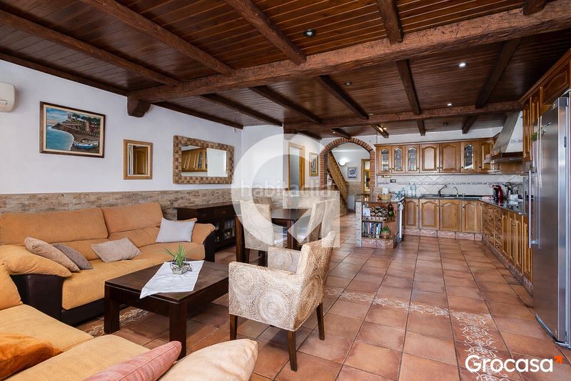 Foto 32aeb1ff-fc11-44da-a71a-375f900d1dd1. Casa aparellada amb calefacció aparcament piscina a Mataró