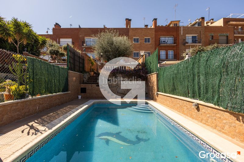 Foto 44db721c-67ed-40c1-bdd4-a4f3420f233d. Casa aparellada amb calefacció aparcament piscina a Mataró