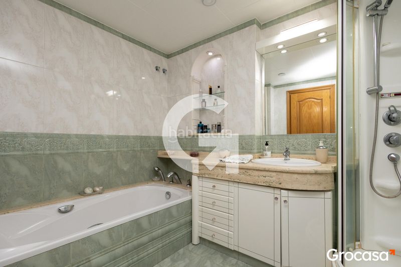 Foto 45b6e9e5-3605-4139-ad94-adfb73582812. Casa aparellada amb calefacció aparcament piscina a Mataró