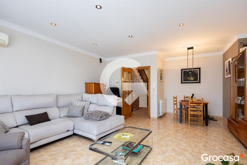 Foto 75a9a885-93da-46c6-9c19-ea3c7254c15e. Casa aparellada amb calefacció aparcament piscina a Mataró