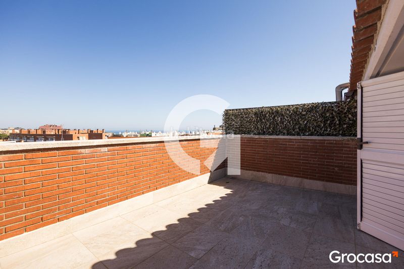 Foto 7835ad63-c048-41a9-84a3-790fc0e06f3d. Casa aparellada amb calefacció aparcament piscina a Mataró