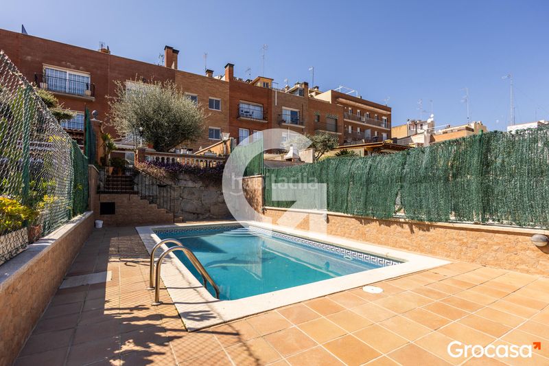Foto 7c590011-2e48-4b9b-a9a8-d8085607e190. Casa aparellada amb calefacció aparcament piscina a Mataró